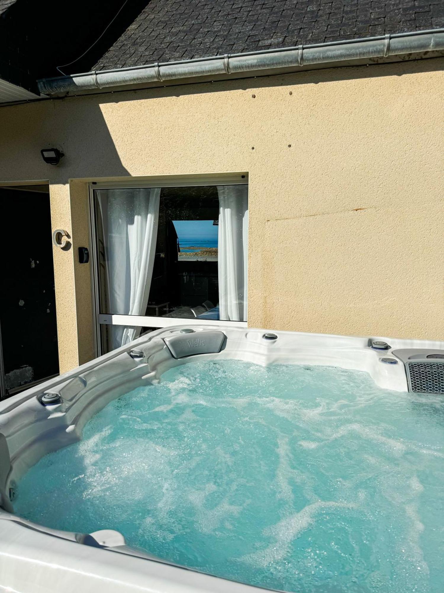 Jacuzzi Professionel Les Pieds Dans L'Eau Plage A 50 M Trévou-Tréguignec Extérieur photo
